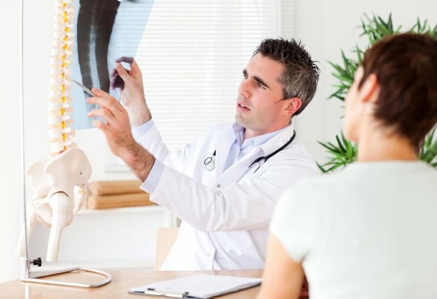 the doctor takes an X-ray to diagnose thoracic osteochondrosis